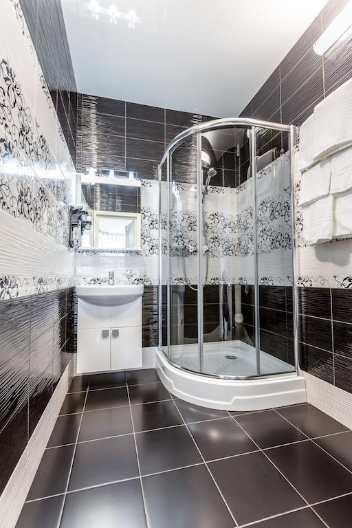 Hotel Premier Kamjanske Buitenkant foto